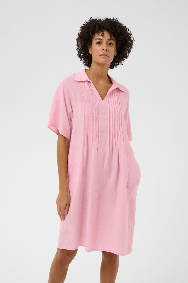 Robe en lin Ayla rose, coupe droite avec détails plissés, parfaite pour un style décontracté et élégant.