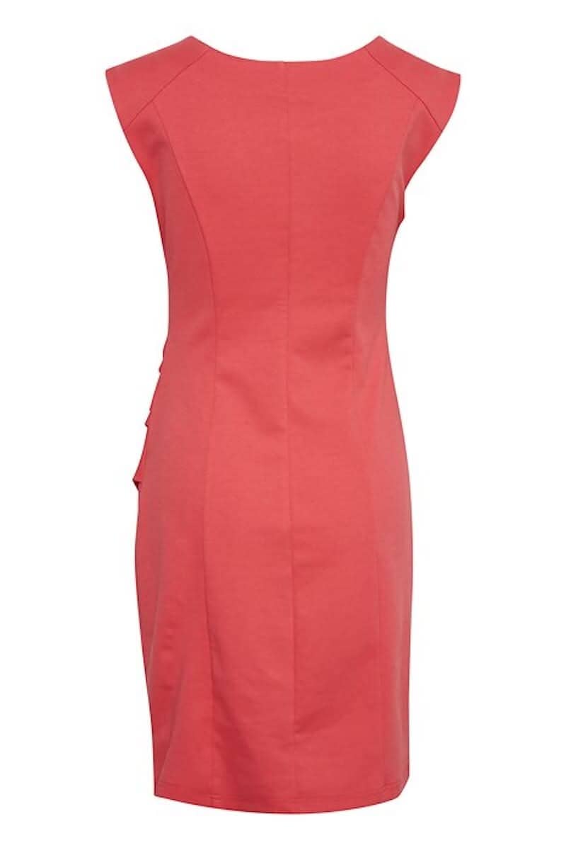 Derrière d'une robe froncée rose, sans manches, avec une finition élégante et coupe ajustée.