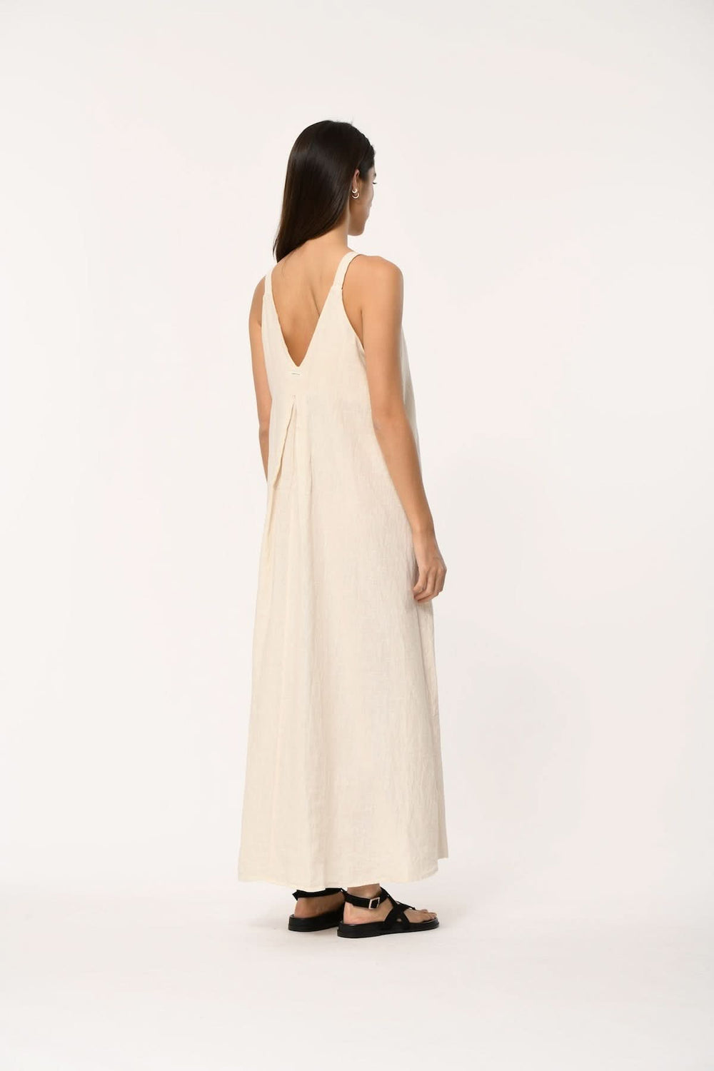 Robe longue fluide à col v en blanc, vue arrière avec bretelles fines, design élégant et minimaliste.