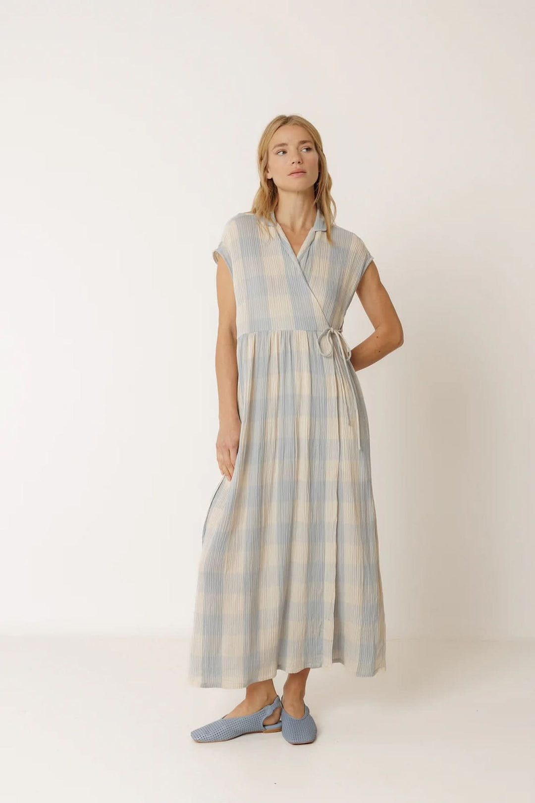 Robe longue portefeuille à carreaux élégante et confortable avec encolure en V et texture légère, adaptée à tous les styles.