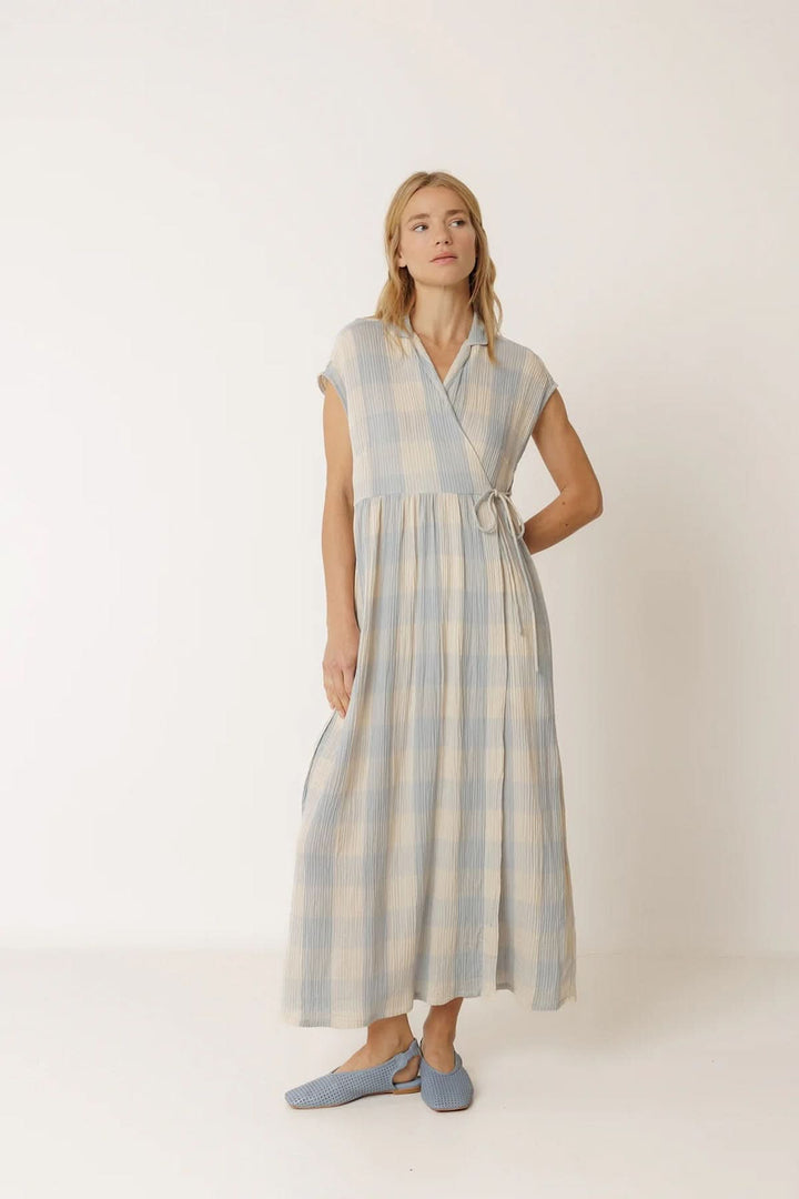 Robe longue portefeuille à carreaux élégante et confortable avec encolure en V et texture légère, adaptée à tous les styles.