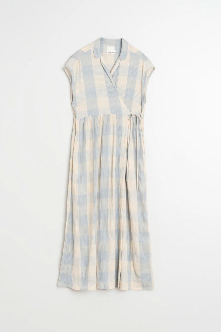 Robe longue portefeuille à carreaux en tissu léger avec ceinture latérale, sans manches, idéale pour un style élégant et confortable.