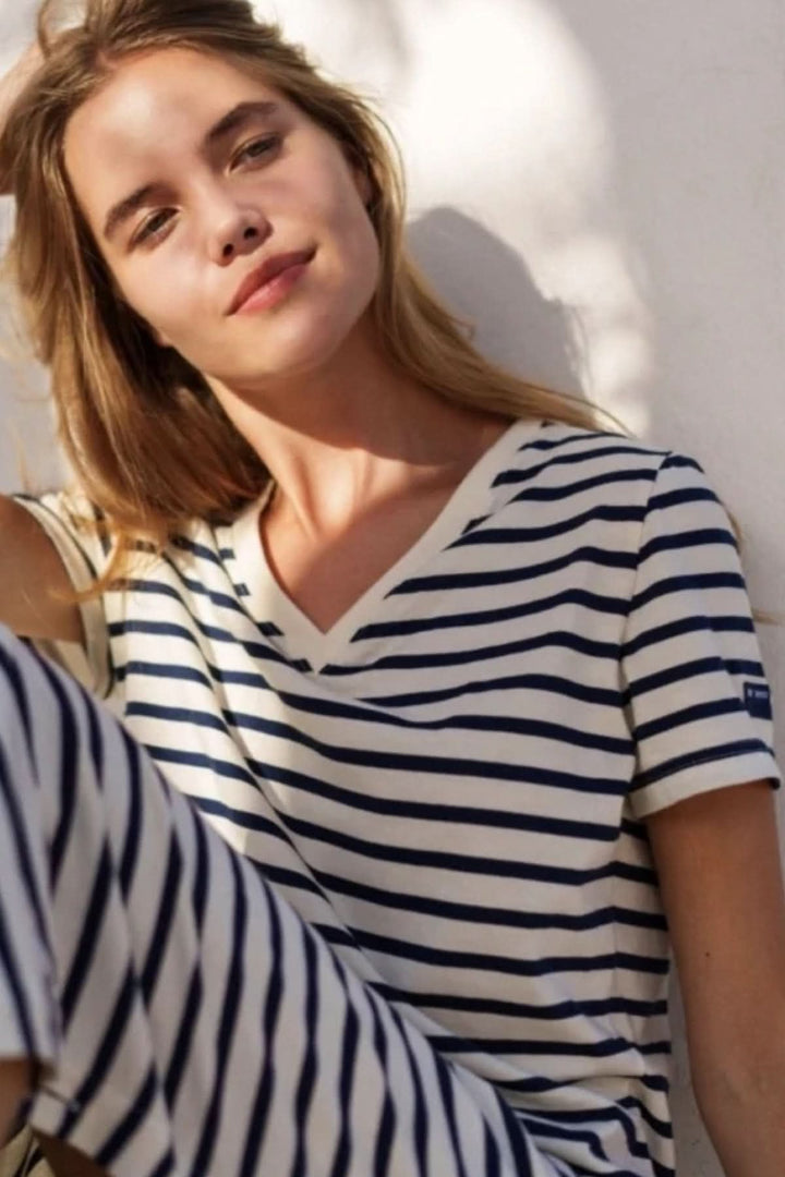 Femme portant une robe longue rayée Eze avec encolure en V, style chic et décontracté pour l&