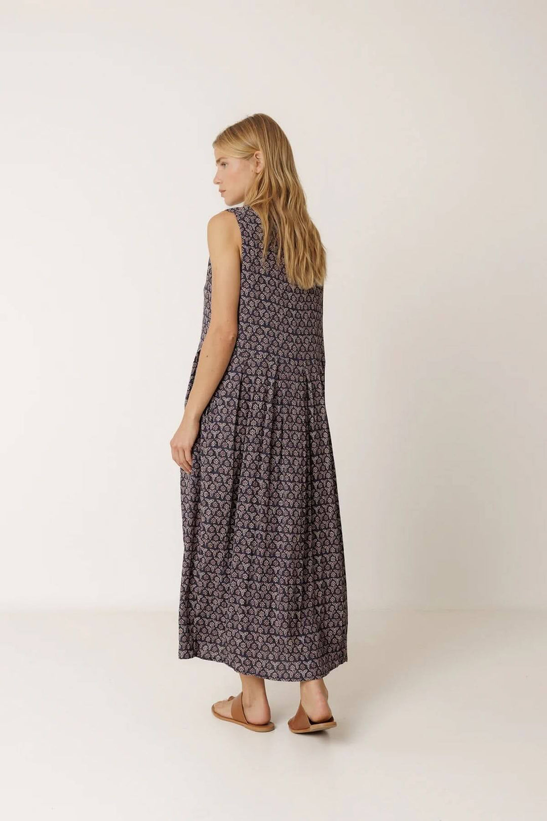 Femme portant une robe longue réversible à imprimé, coupe fluide, idéale pour l&