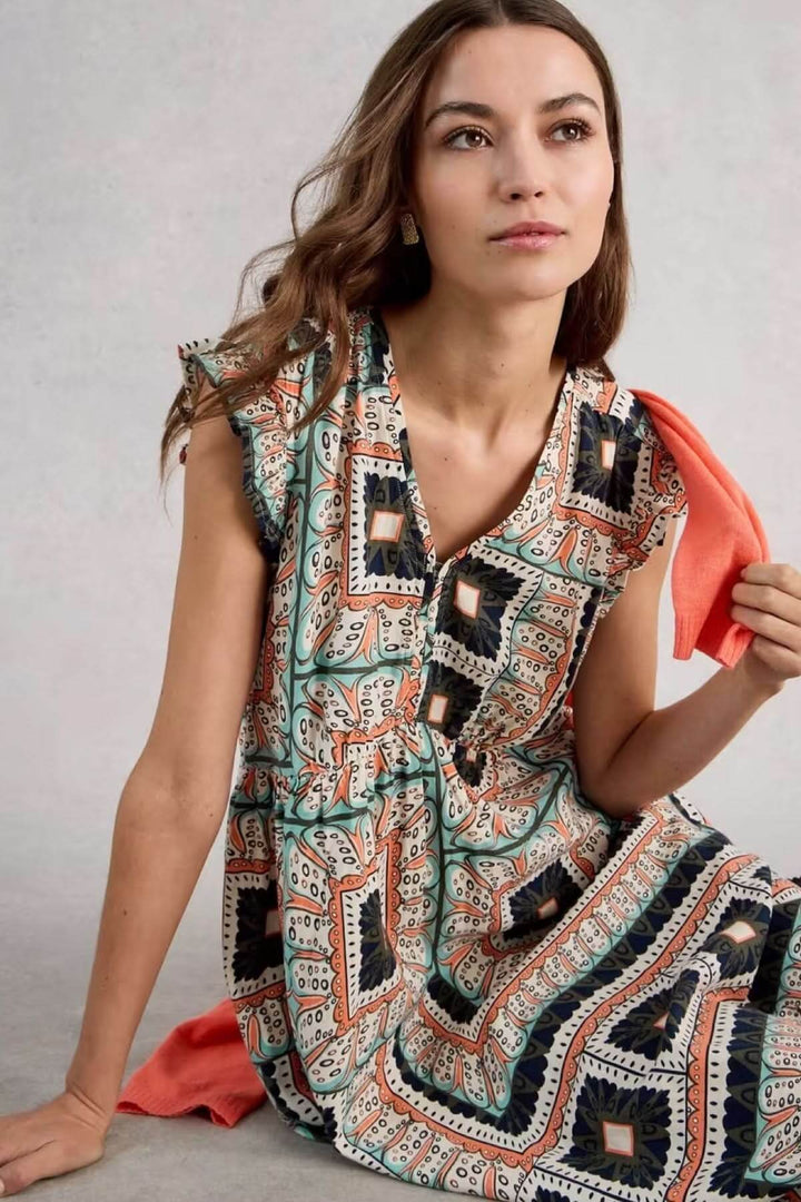 Robe longue sans manches Lorna en lin mélangé avec imprimé graphique élégant, encolure en V et coupe évasée pour un style moderne.