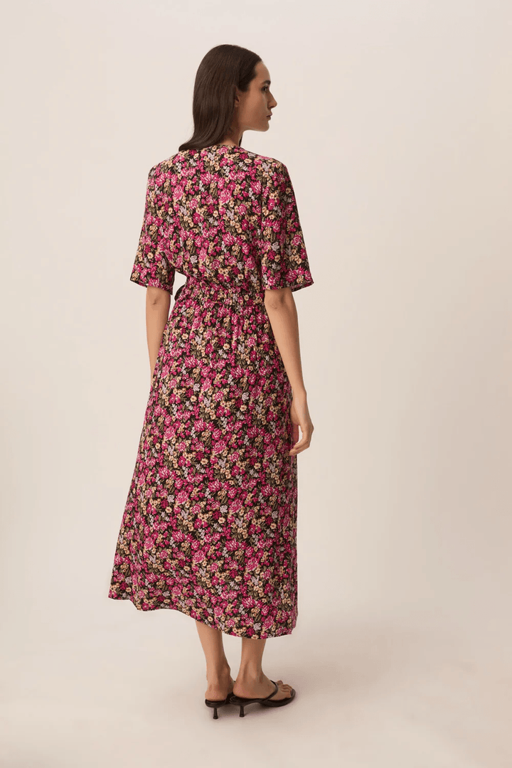 Robe midi Elaly portefeuille à manches fluides avec motif floral vue de dos, coupe élégante et féminine, parfait pour toute occasion.