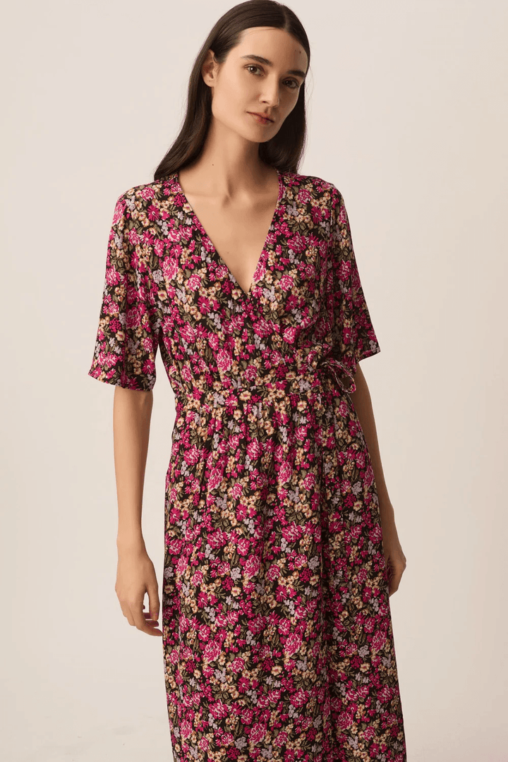 Robe midi Elaly portefeuille à manches fluides avec motif floral élégant et encolure en V, parfaite pour toutes les occasions.