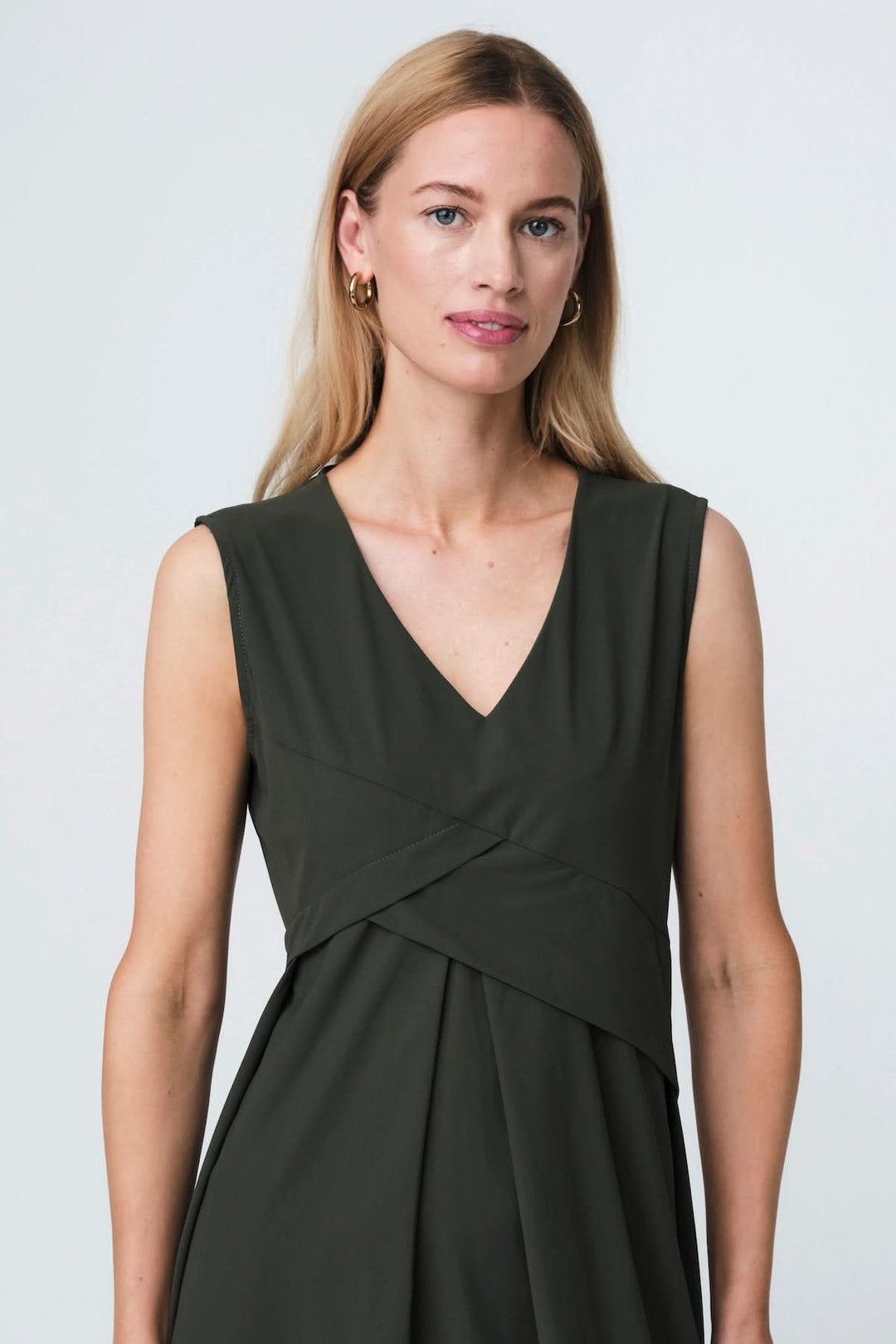 Robe midi à encolure en V sans manches avec découpes croisées à la taille et silhouette fluide, idéale pour bureau et sorties élégantes.