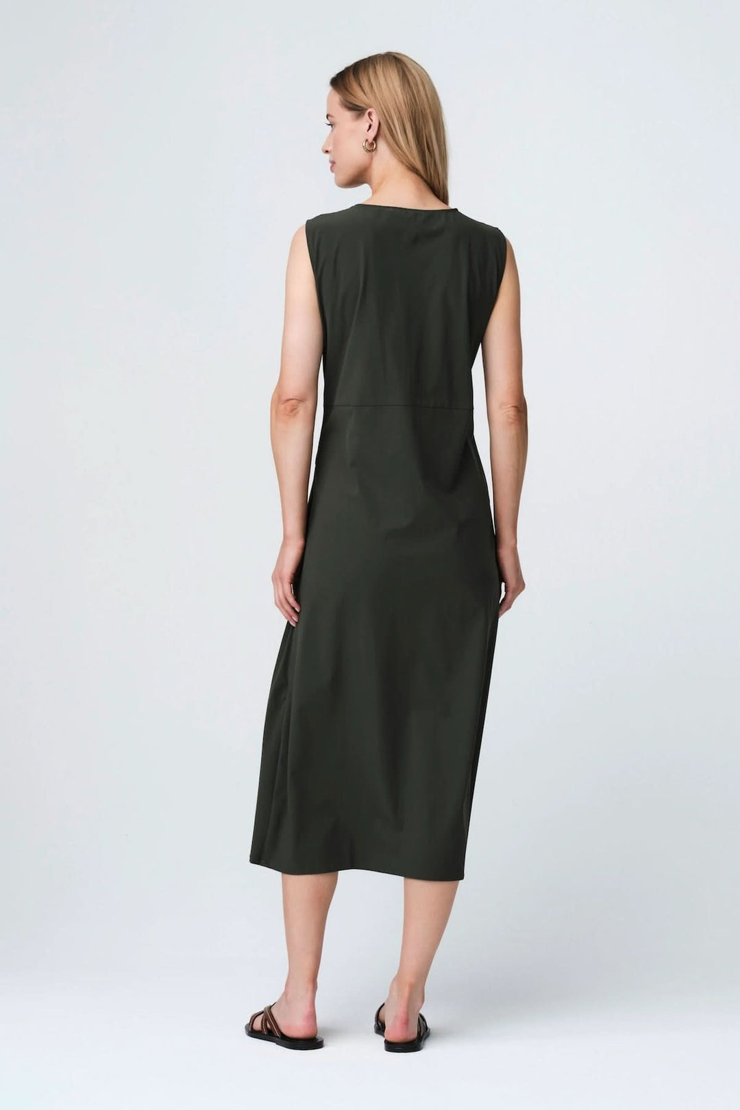Vue arrière de la robe midi à encolure en V, sans manches, coupe fluide, longueur midi, silhouette féminine, chic et moderne.