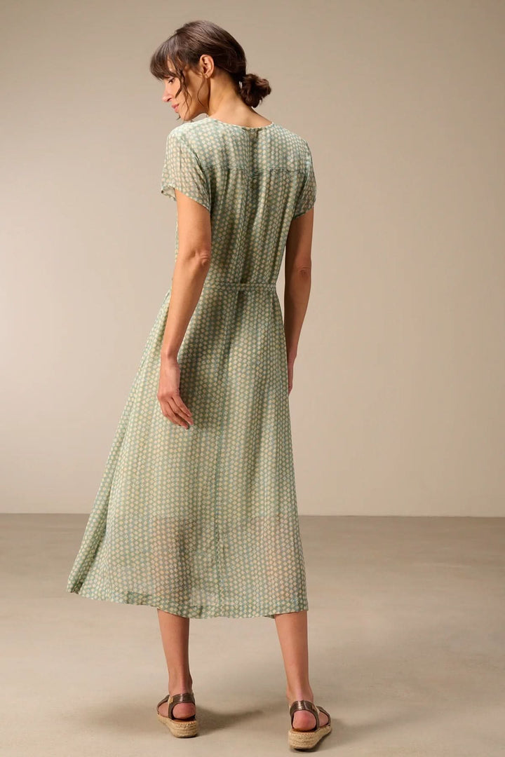 Robe midi fluide avec ceinture à nouer vue de dos, tissu léger, manches courtes, style élégant et confortable.