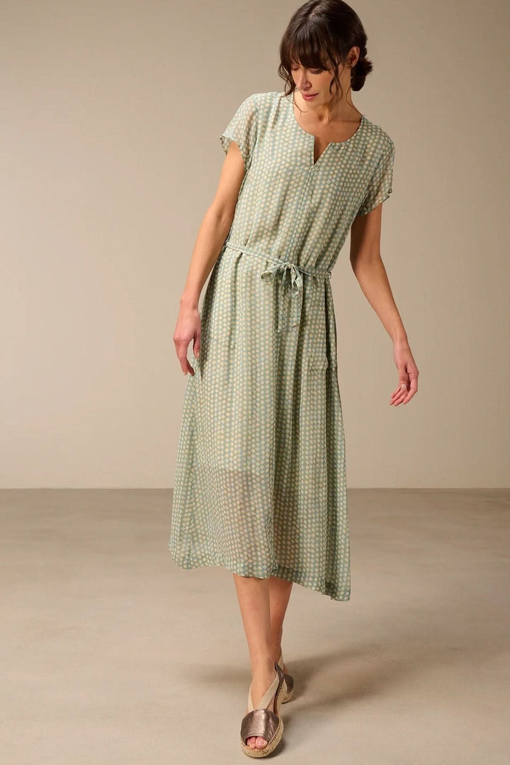 Robe midi fluide avec ceinture à nouer, tissu léger, manches courtes, silhouette féminine, élégance naturelle, confort optimal.