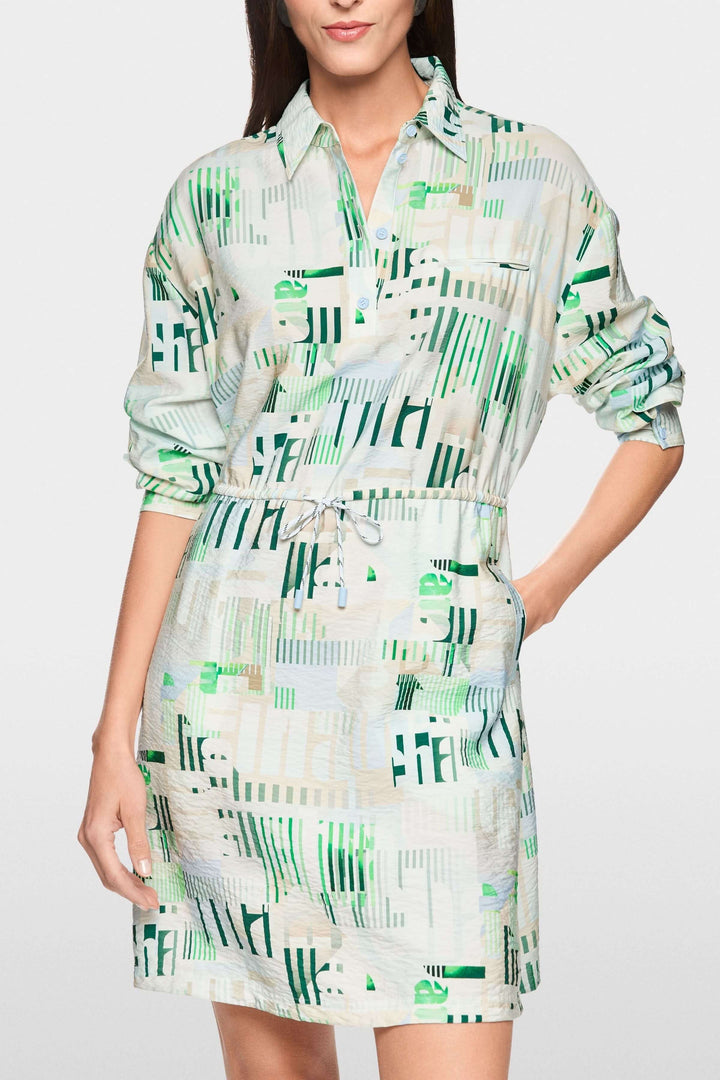 Robe mini sportive « Rethink Together » avec imprimé graphique moderne et silhouette structurée, ajustée par un cordon à la taille.