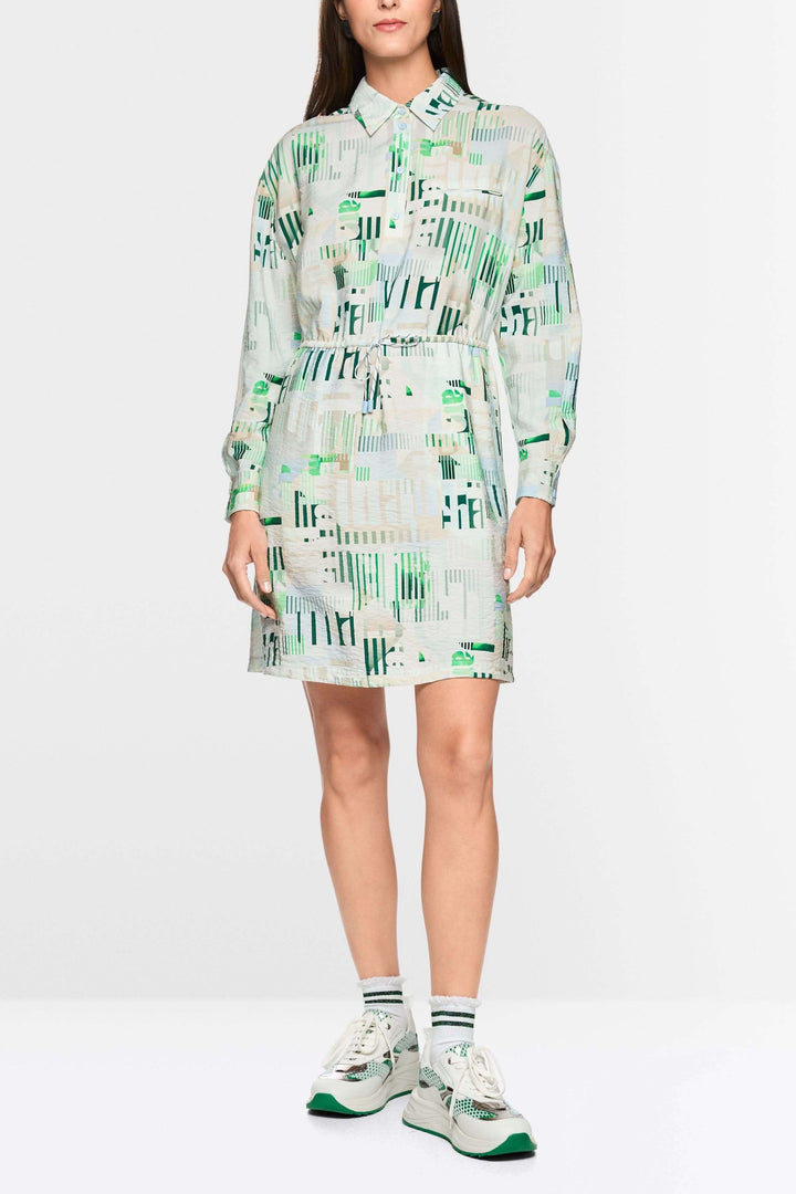 Robe mini sportive « Rethink Together » avec imprimé graphique, col classique et cordon, portée avec baskets pour un look moderne.