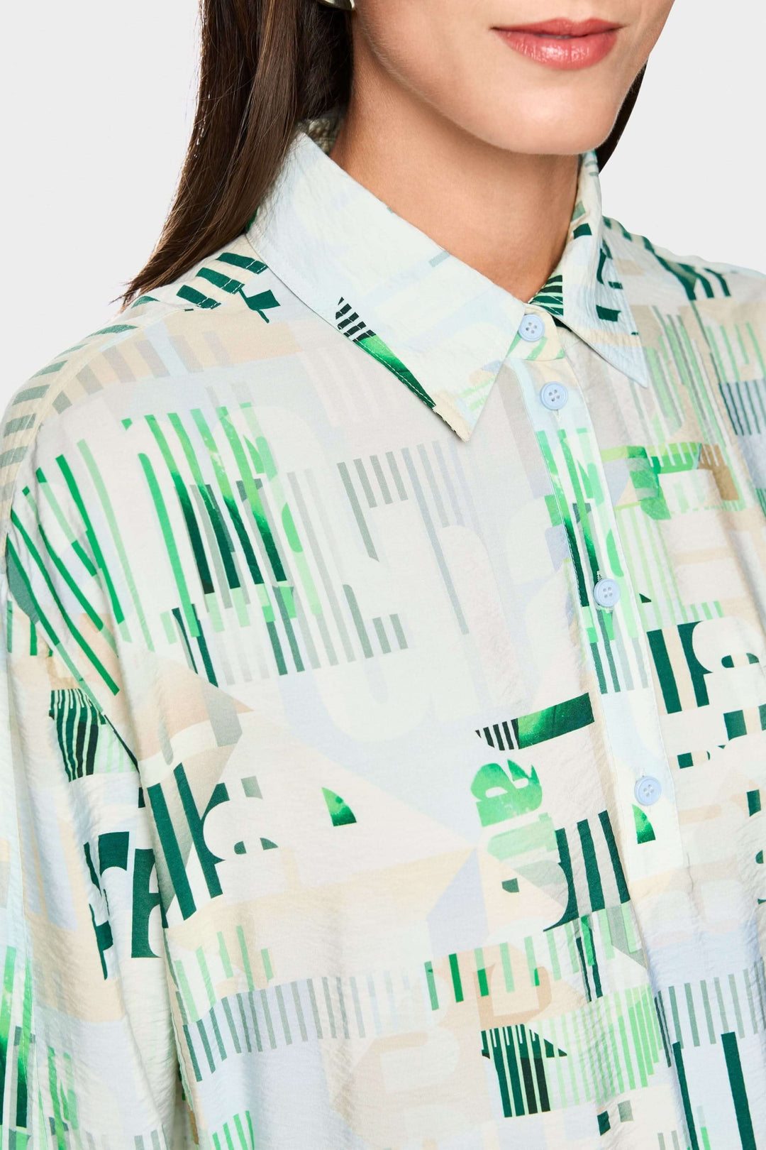 Robe mini sportive « Rethink Together » avec imprimé graphique moderne et col classique pour un look polyvalent.
