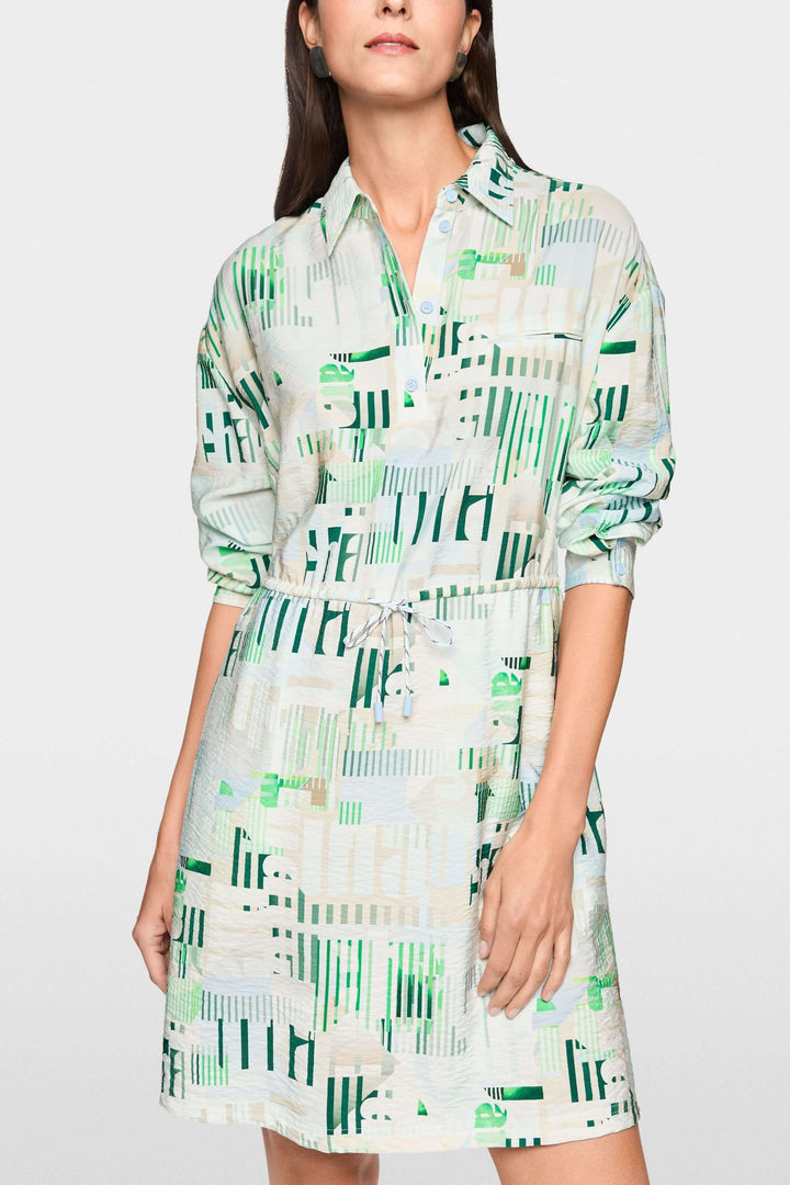 Robe mini sportive « Rethink Together » avec imprimé graphique moderne et cordon ajustable. Idéale pour style décontracté avec sandales ou baskets.