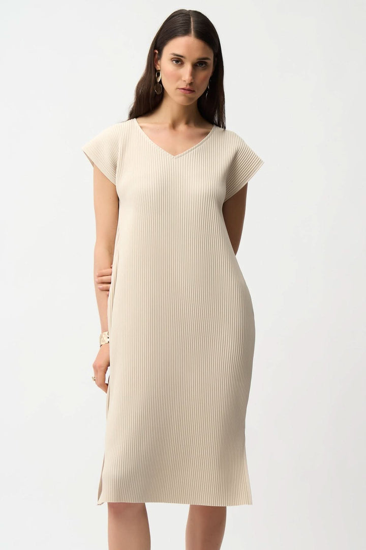 Robe plissée avec poches mi-longue, élégante et confortable, avec col en V et texture côtelée, idéale pour toutes occasions.