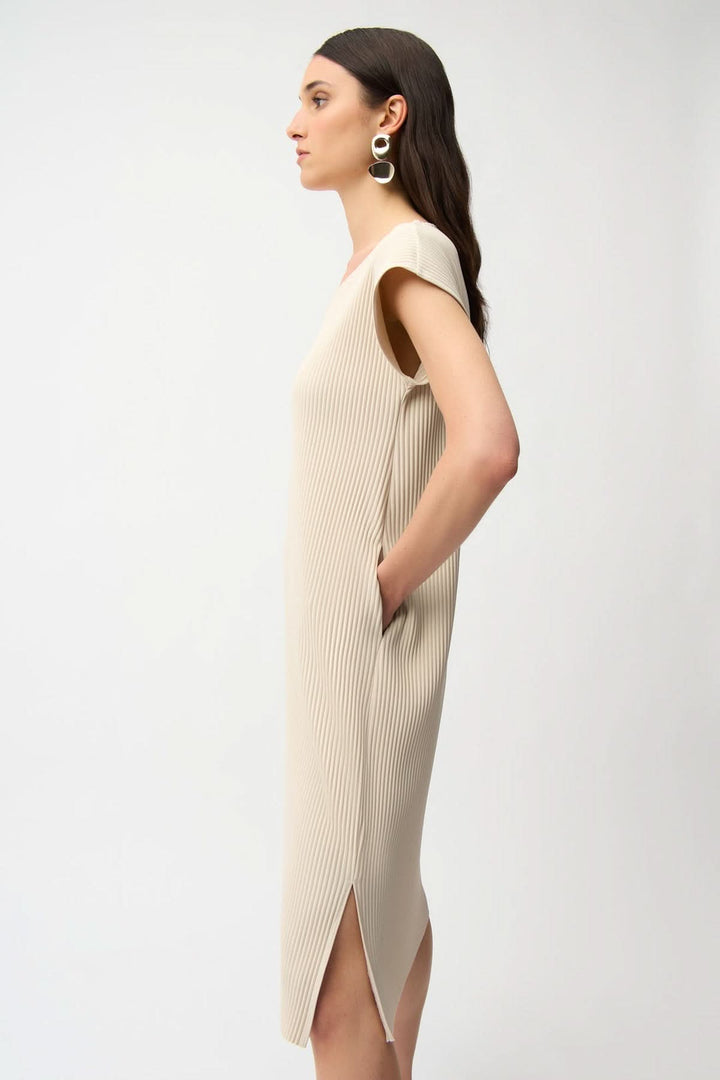 Robe plissée avec poches, mi-longue, texture côtelée, couleur crème, coupe droite élégante, confort et style au quotidien.