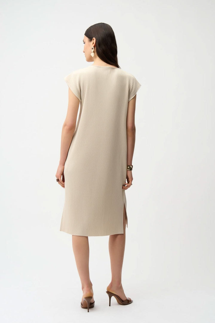 Vue arrière de la robe plissée avec poches, mi-longue et élégante, en tissu côtelé beige. Adaptée pour toutes les occasions.