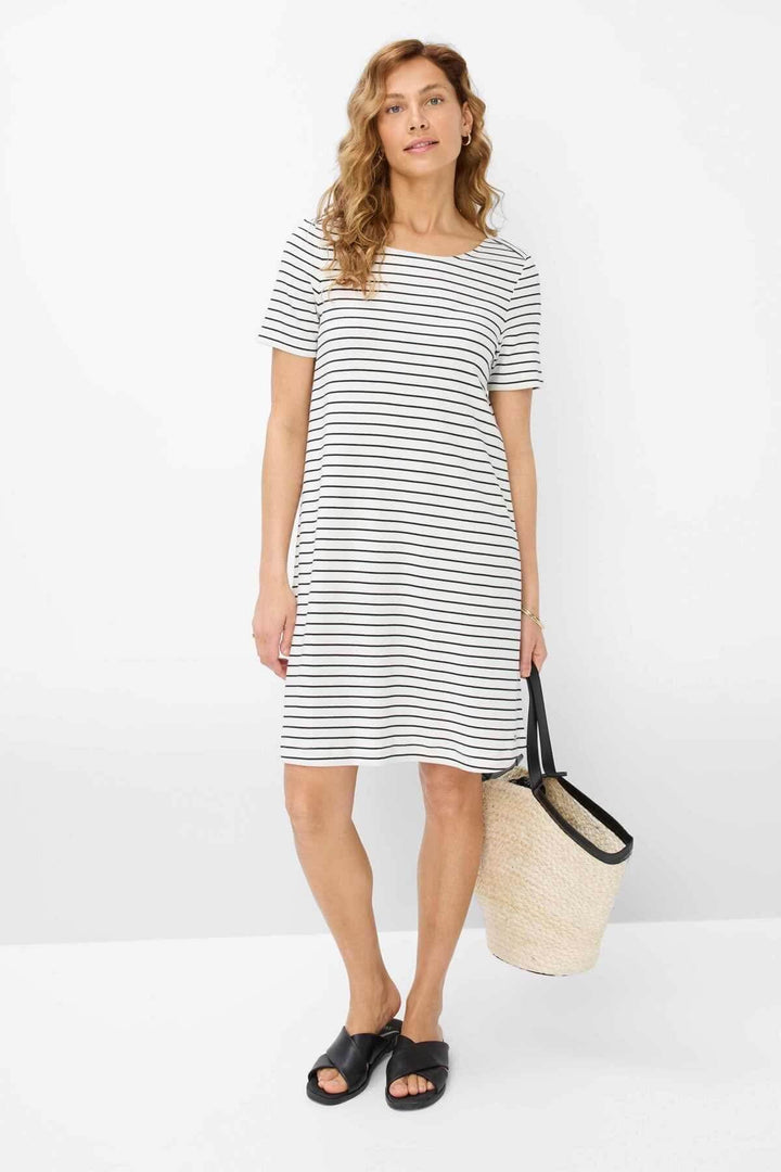 Femme portant une robe rayée GRACE, élégante et moderne, parfaite pour le printemps et l&