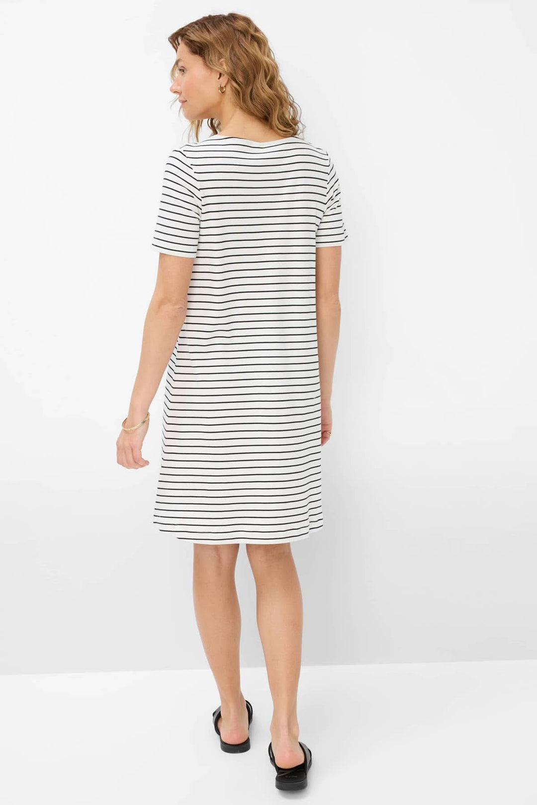 Femme portant une robe rayée GRACE, vue arrière, style moderne et élégant pour le printemps et l&