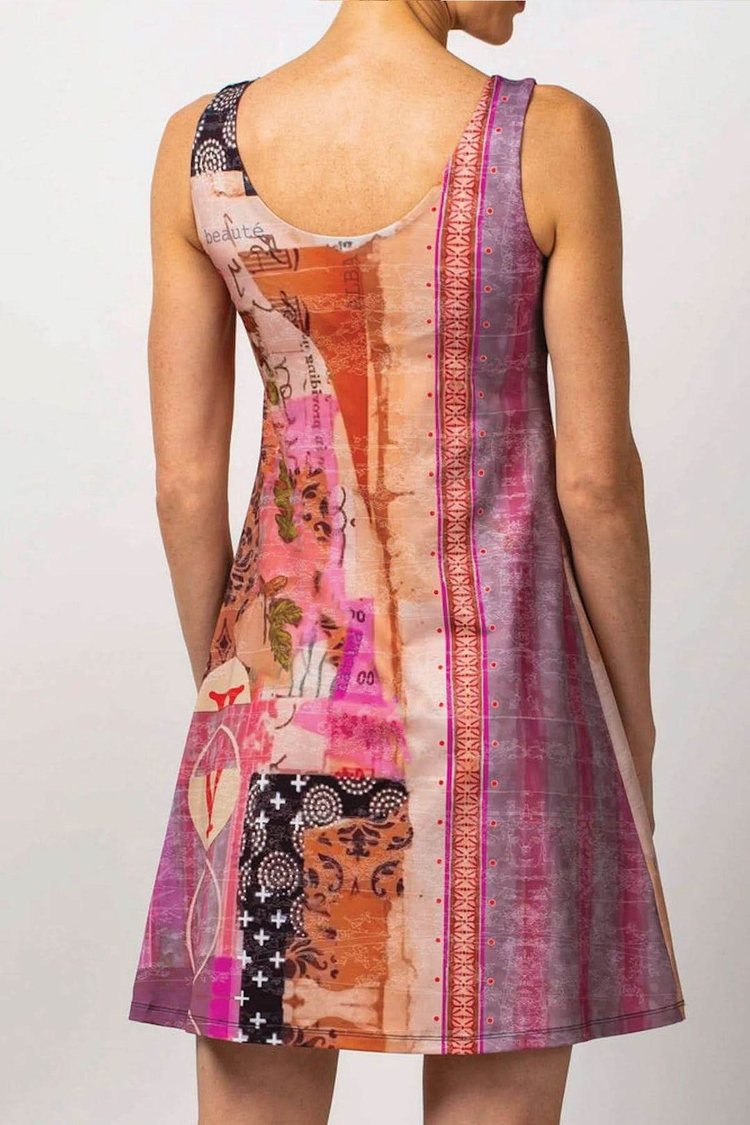 Robe semi-évasée Alba avec motif coloré et dos nu, confectionnée dans un tissu technique extensible.