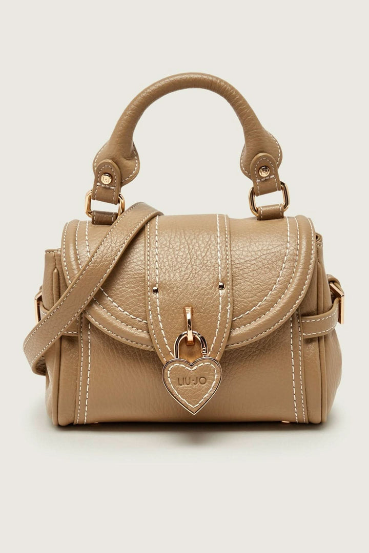 Sac à main structuré avec breloque cœur en cuir beige, élégant et pratique, avec poignée et bandoulière, idéal pour le quotidien.