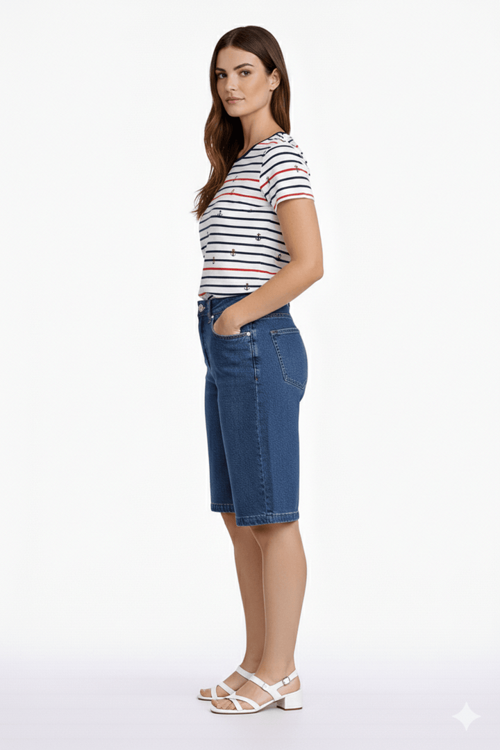 Short bermuda ample en denim, coupe ample, longueur au genou, cinq poches, porté par une femme, parfait pour une garde-robe estivale.
