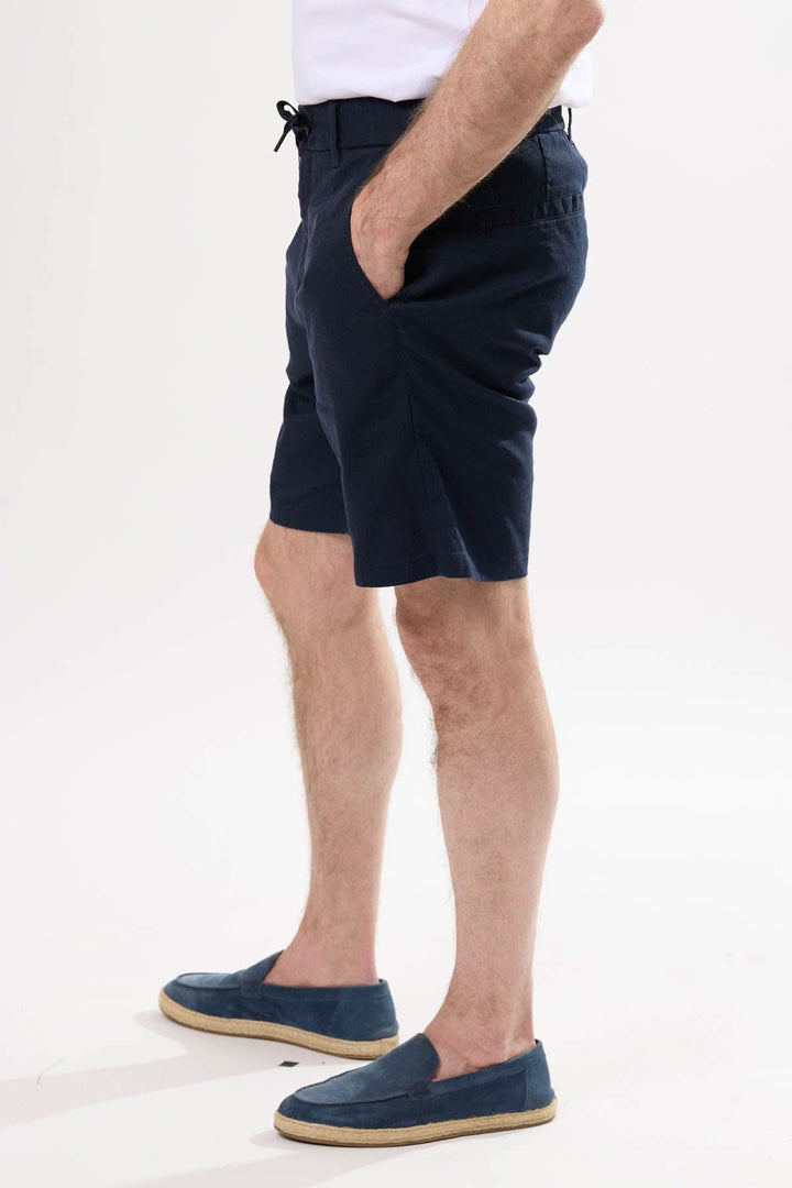Short à taille élastique bleu marine avec poches latérales, idéal pour l&