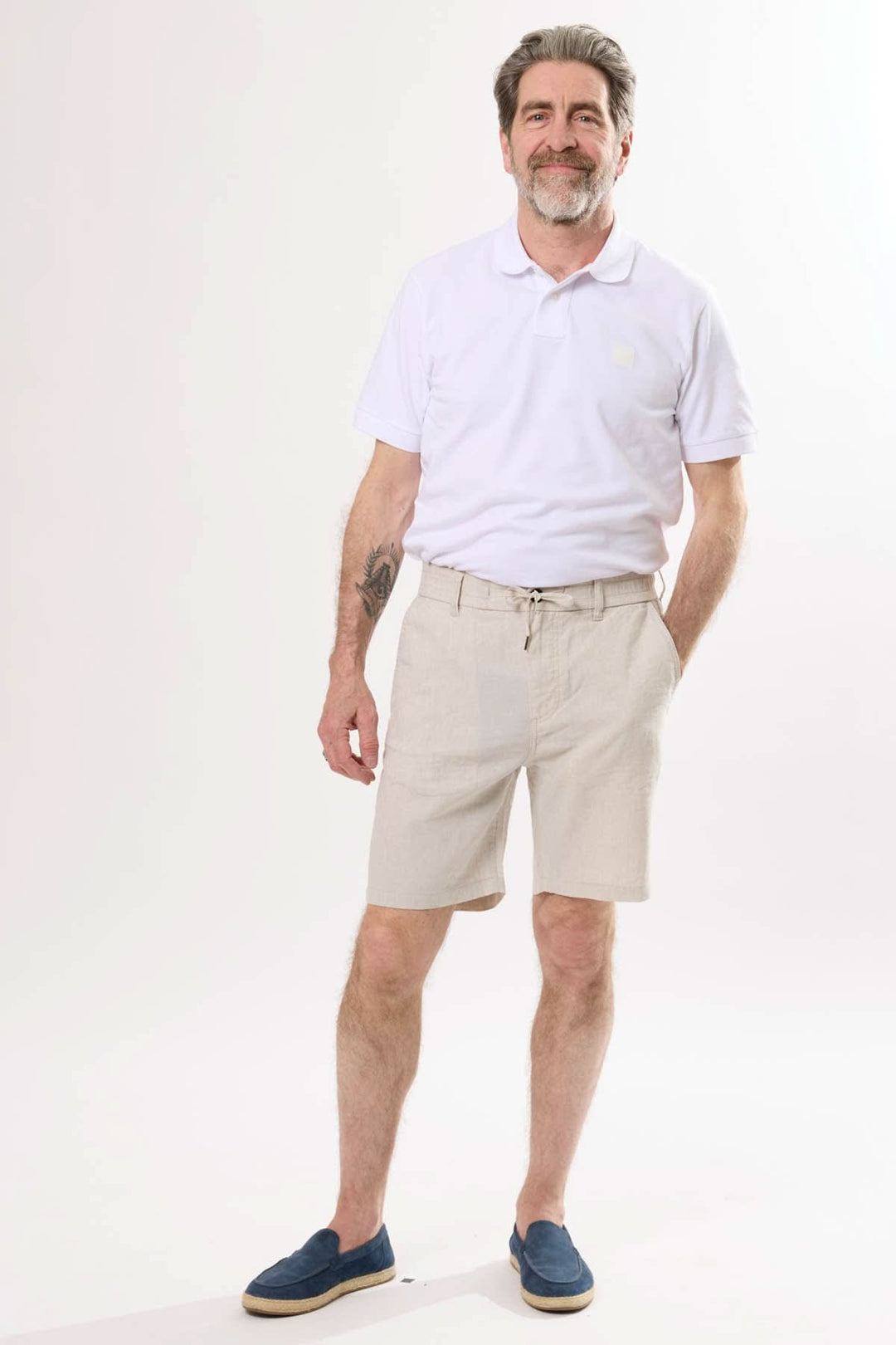 Homme portant un short à taille élastique, élégant et léger, parfait pour l&