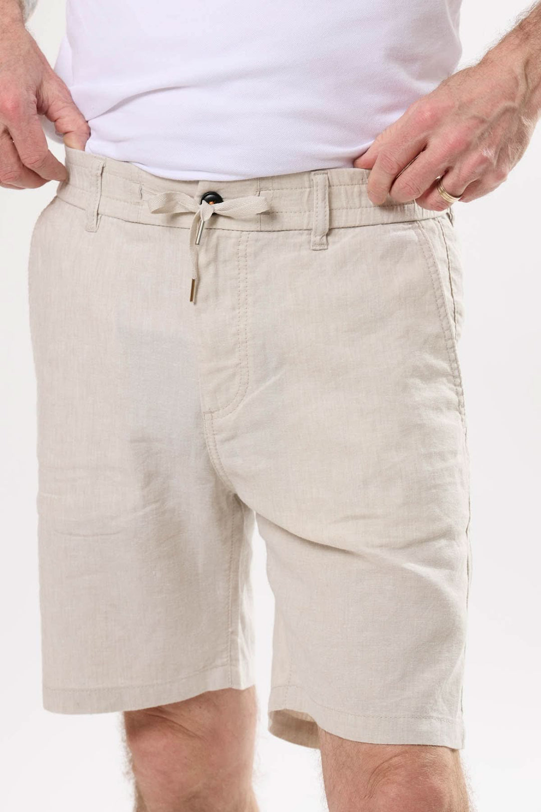 Short à taille élastique beige avec cordon de serrage, élégant et moderne, parfait pour l&