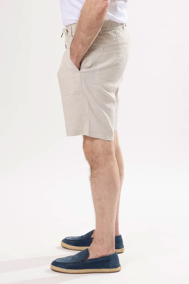 Short à taille élastique beige avec cordon de serrage, parfait pour un look décontracté et élégant en été.