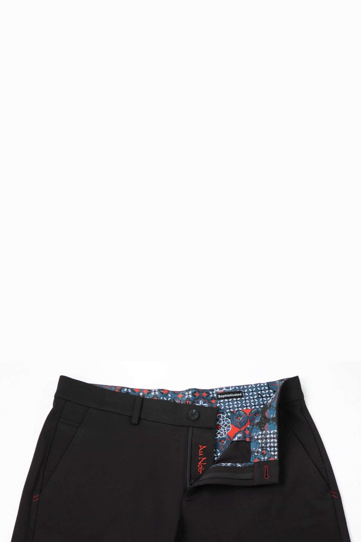 Shorts Giacomo en noir, design minimaliste, poches latérales et intérieure colorée avec motifs.