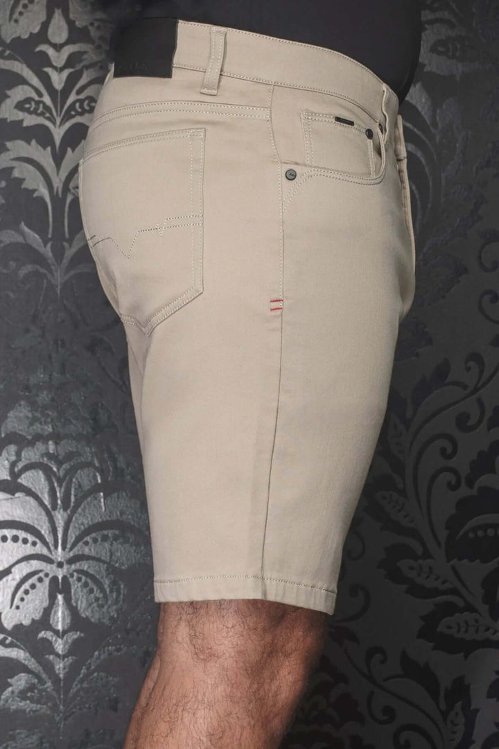 Shorts Jay en beige, coupe ajustée en matière extensible, style décontracté avec détails denim.