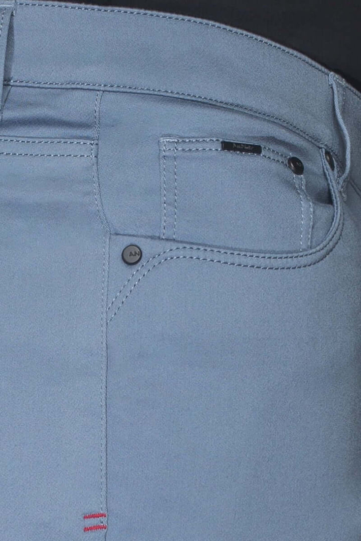 Détails des shorts Jay en denim moderne, incluant poches et coutures contrastantes, couleur bleu clair.