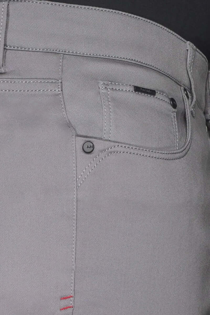 Détail des shorts Jay en denim moderne, coupe ajustée et broderie discrète sur la poche avant.