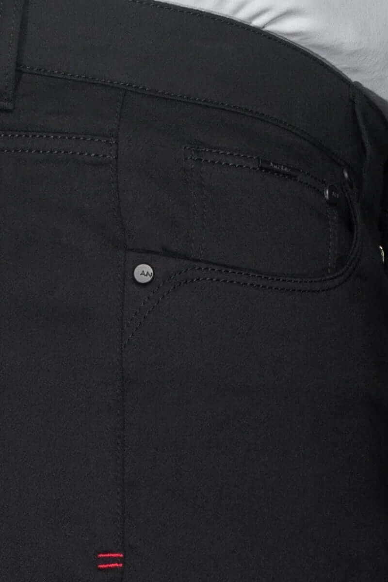 Détail de la poche arrière du short Jay, confection moderne en denim avec coutures contrastantes.