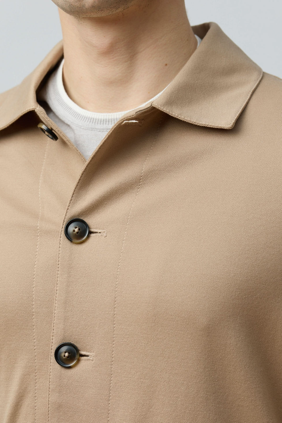 Surchemise stretch beige avec col structuré et boutons sur le devant pour un look moderne et polyvalent.