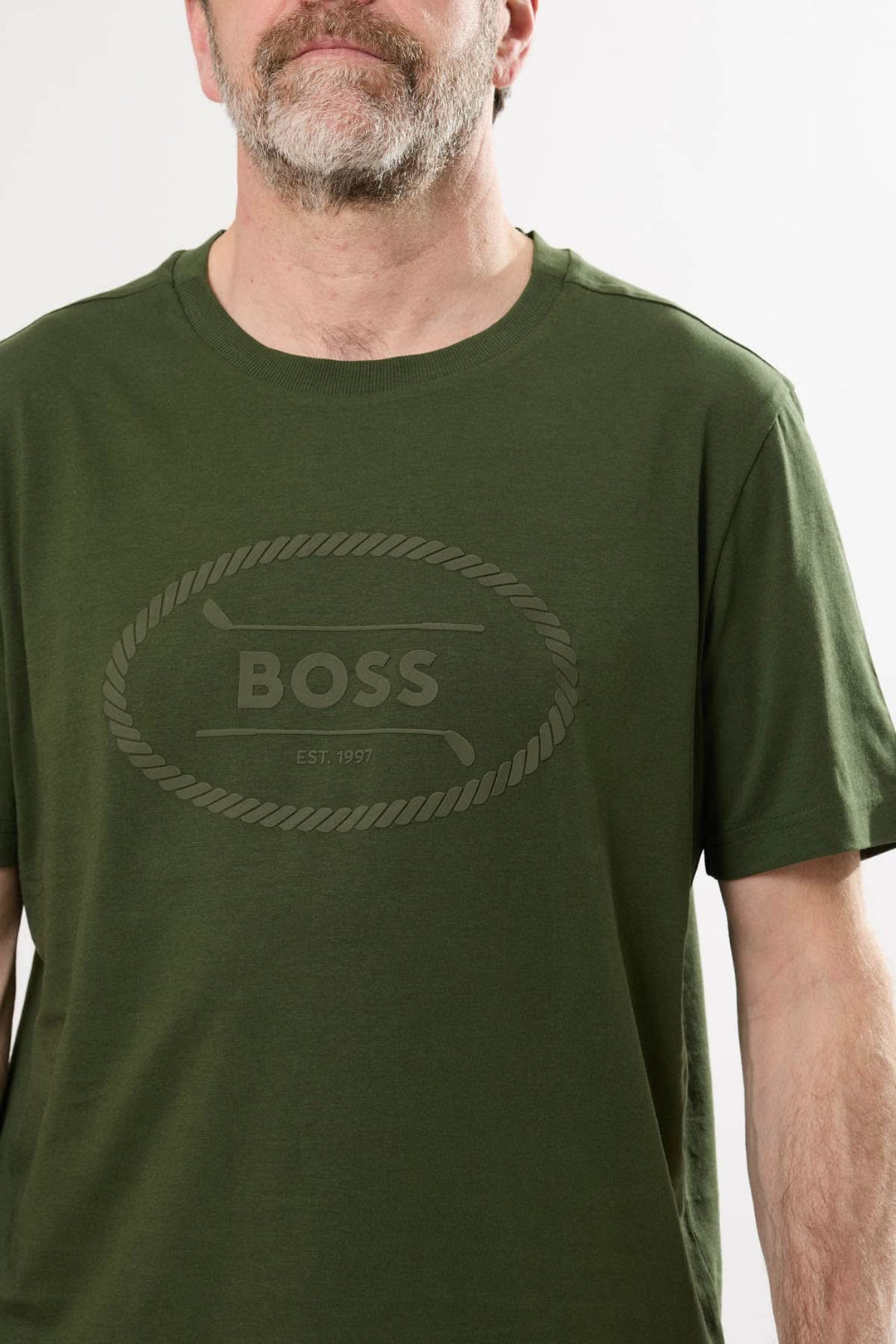 T-shirt BOSS design golf estival vert avec logo embossé et inscription "EST. 1997" sur tissu léger.