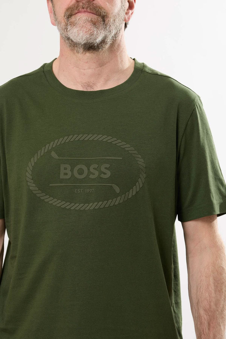 T-shirt BOSS design golf estival vert avec logo embossé et inscription "EST. 1997" sur tissu léger.