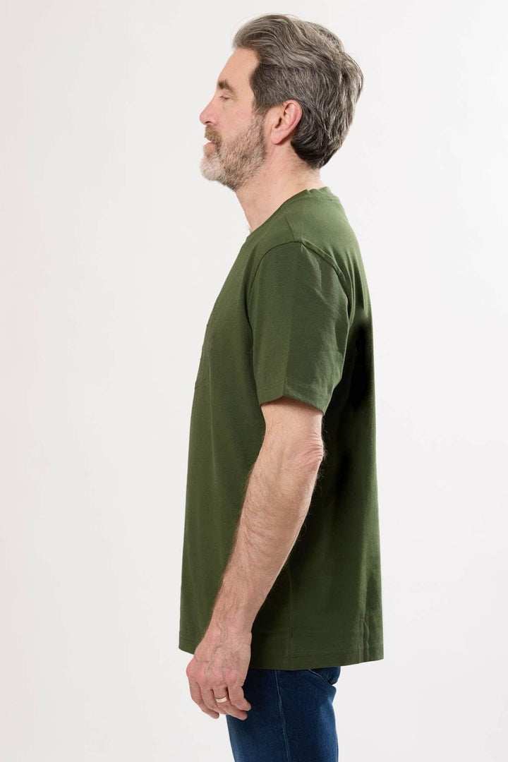 T-shirt BOSS coupe droite, léger en coton, couleur vert, avec manches courtes et encolure ronde.