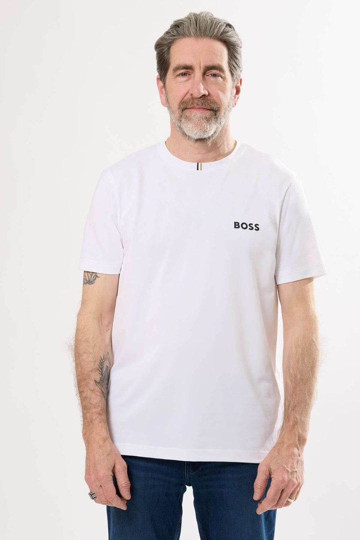 T-shirt blanc BOSS avec logo discret et encolure ronde, porté par un homme, style casual chic.