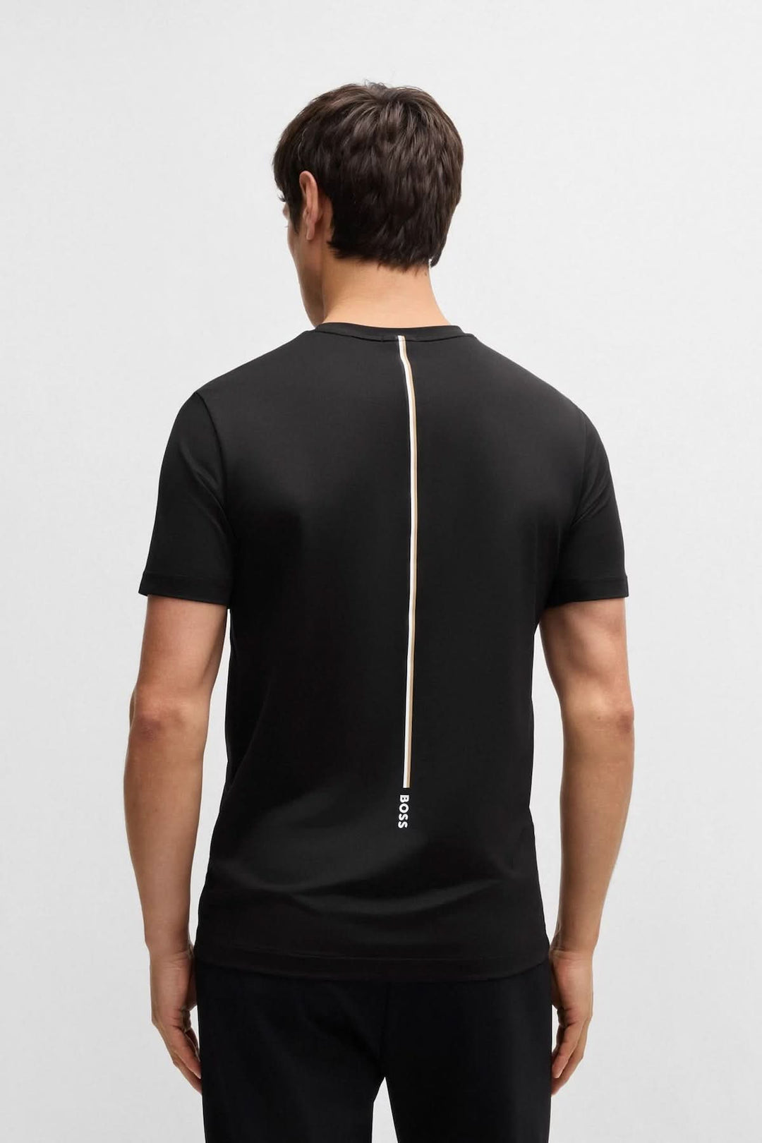 T-shirt BOSS épuré noir avec logo discret et détail contrastant à l'arrière, coupe régulière, manches courtes.