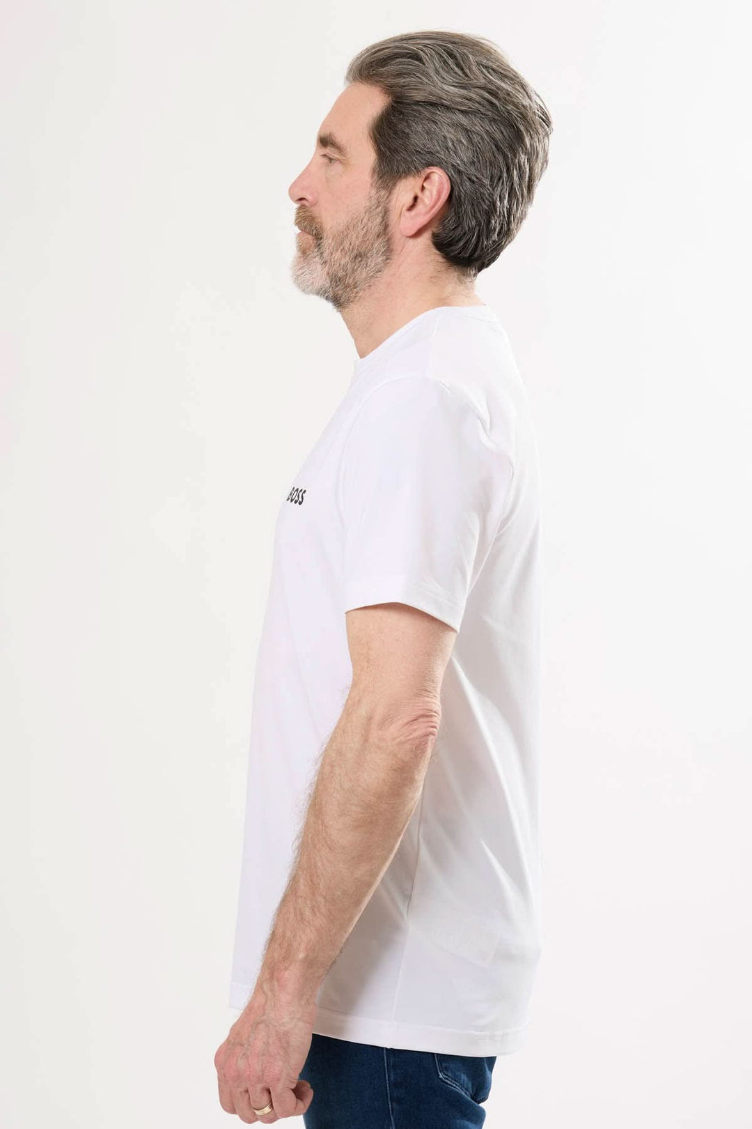 T-shirt BOSS épuré blanc avec logo discret, vu de profil, parfait pour un look casual chic.