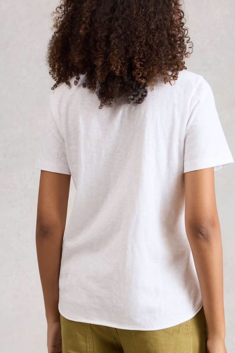 T-shirt Clara à col rond et manches courtes, vue de dos, coupe fluide, blanc, doux et confortable.