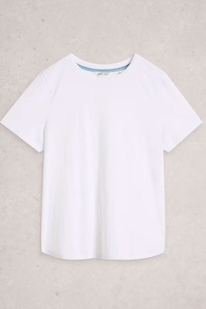 T-shirt Clara à col rond et manches courtes sur un fond gris minimaliste.