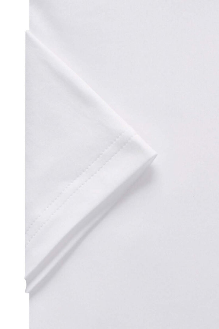 Détail d'un t-shirt moderne avec manche blanche et finition lisse, idéal pour un look décontracté.
