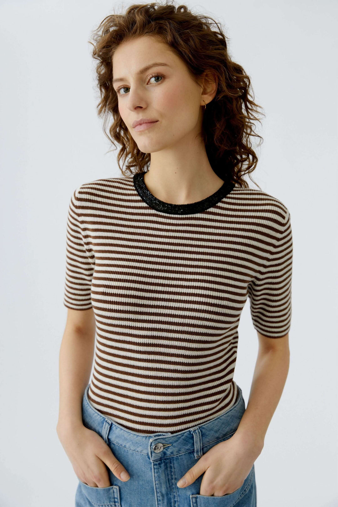 T-shirt à rayures ajusté, motif élégant, encolure contrastante, polyvalent pour un style moderne et décontracté.