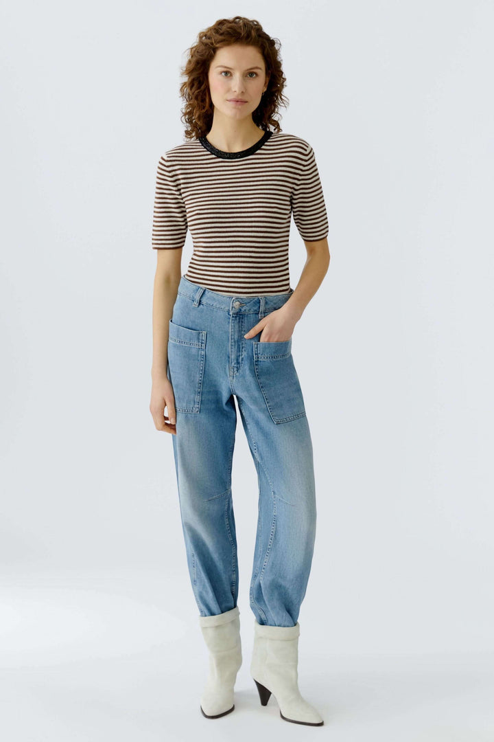 T-shirt à rayures avec encolure contrastante, coupe ajustée, idéal pour un look moderne et élégant. Décris moi le produit en français.