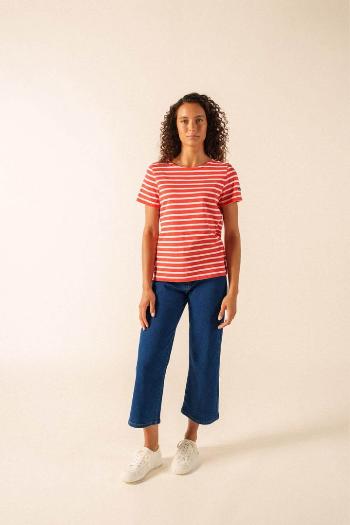 Femme portant le T-shirt ETRILLE II à rayures rouges, inspiré des marinières classiques, 100% coton, coupe droite, manches courtes.
