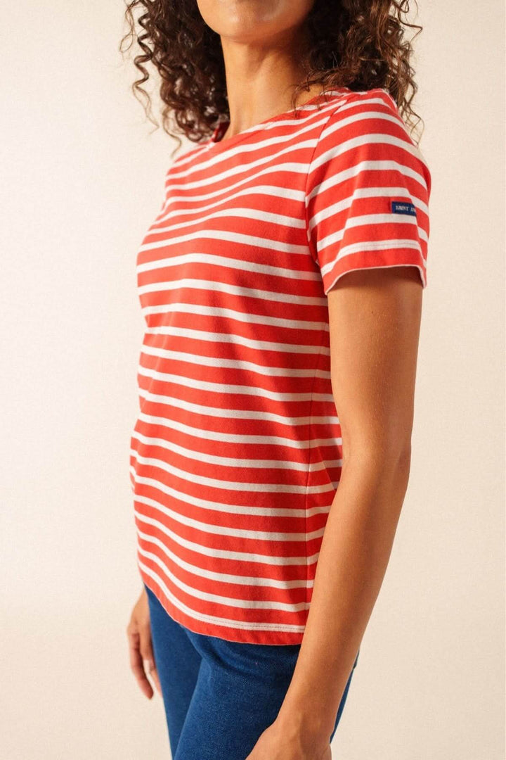 Femme portant un T-shirt ETRILLE II à rayures rouges et blanches, manches courtes, col rond, marinière estivale en coton.